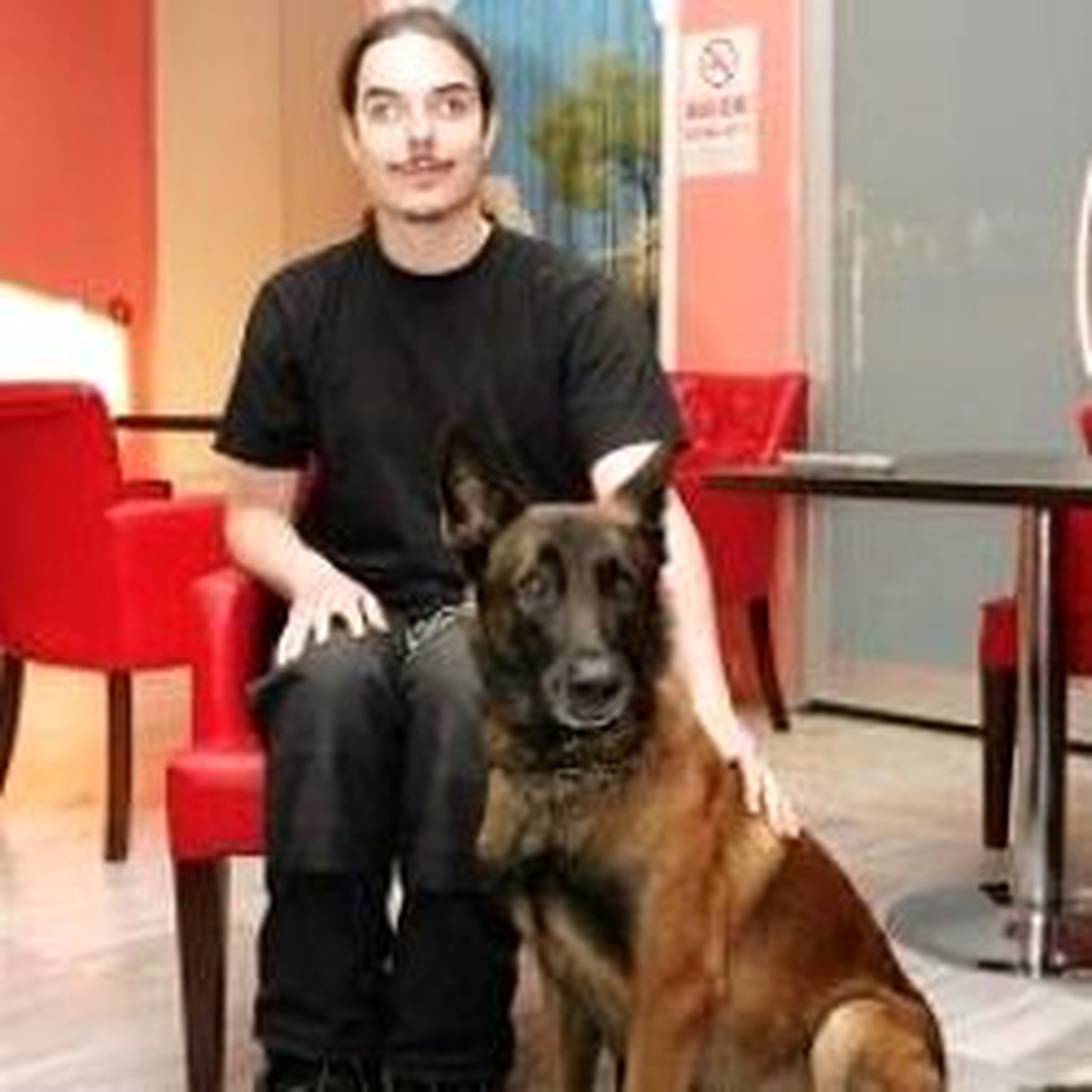 Gözleri Görmeyen Antoni ve Köpeği Hugo Dünyayı Dolaşıyor