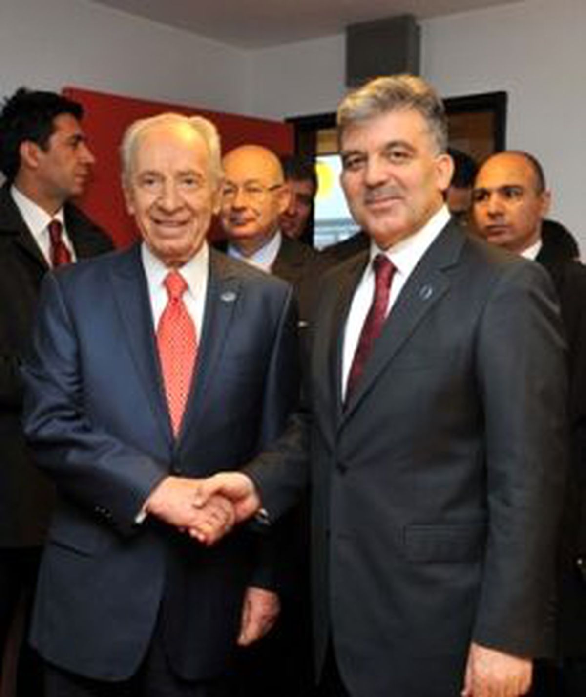 Peres'in Davetini Kabul Etti
