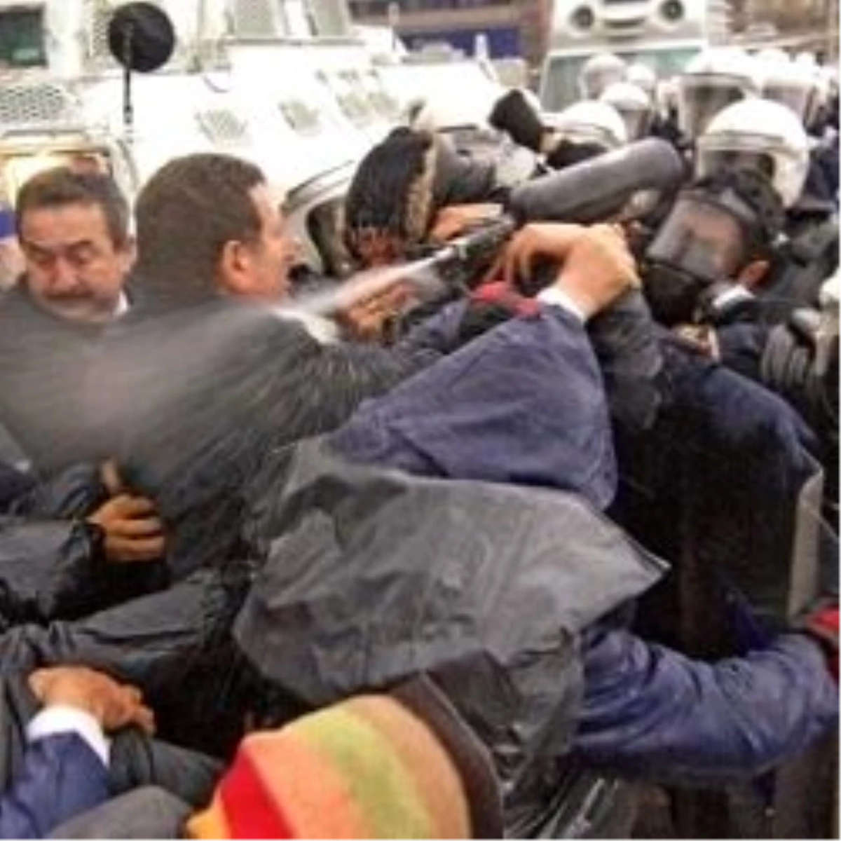 Ak Partili Vekiller Biber Gazı Mağduru İşçilerden Polis Kordonuyla Kurtuldu