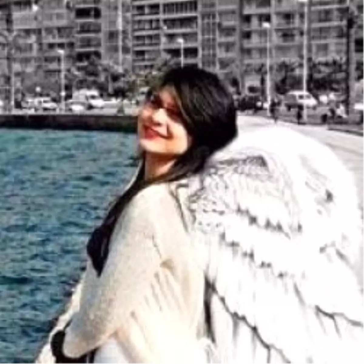 Melek Kızının Anılarını Arıyor