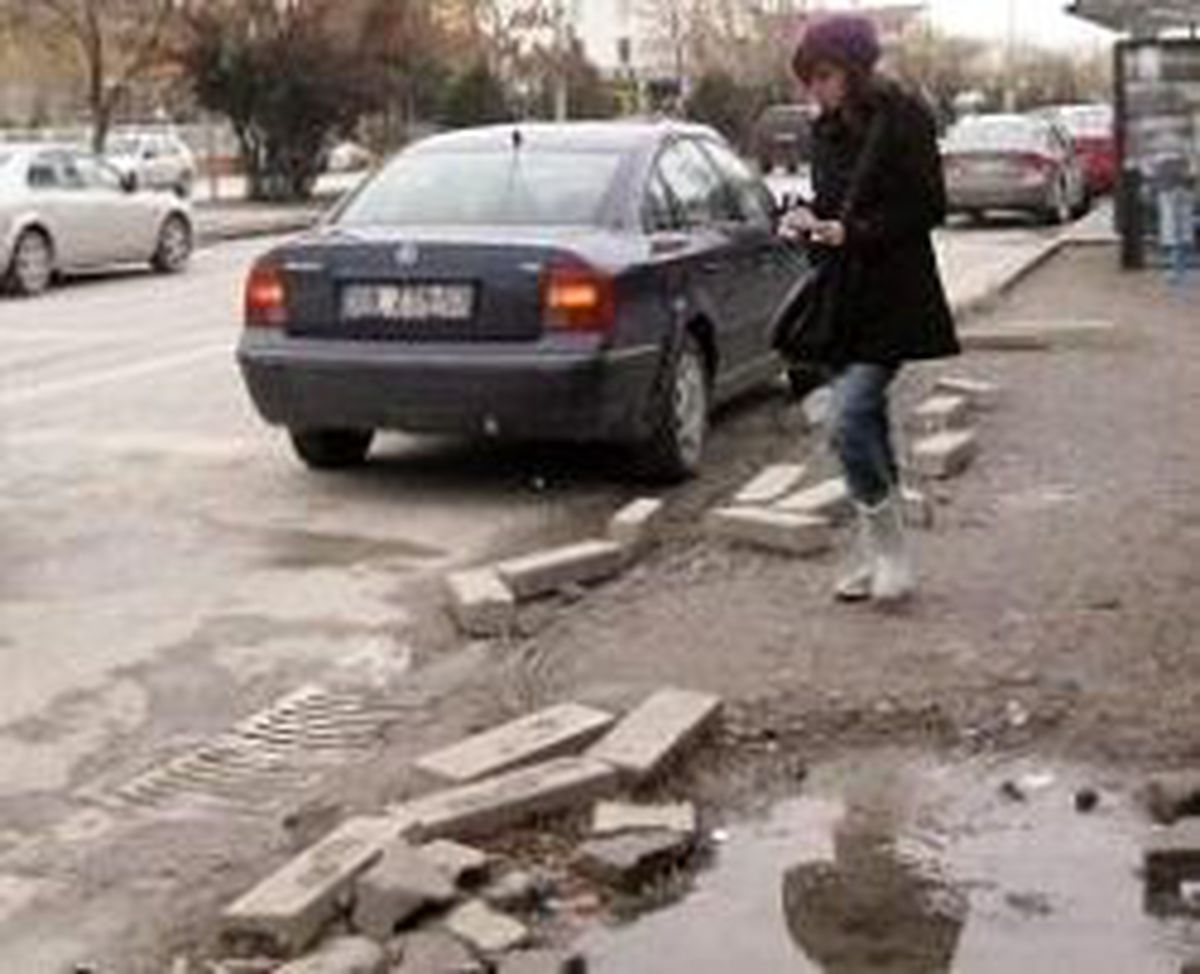 Ümitköy'ün İlgi Bekleyen Kaldırımı