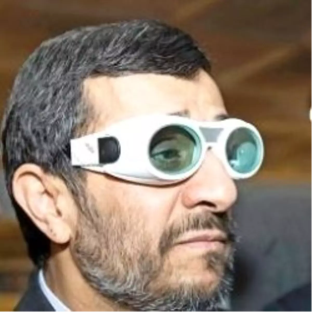 Ahmedinejad Resti Çekti