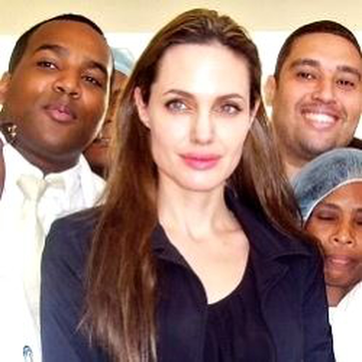 Angelina Jolie Haitili Çocukları Ziyaret Etti