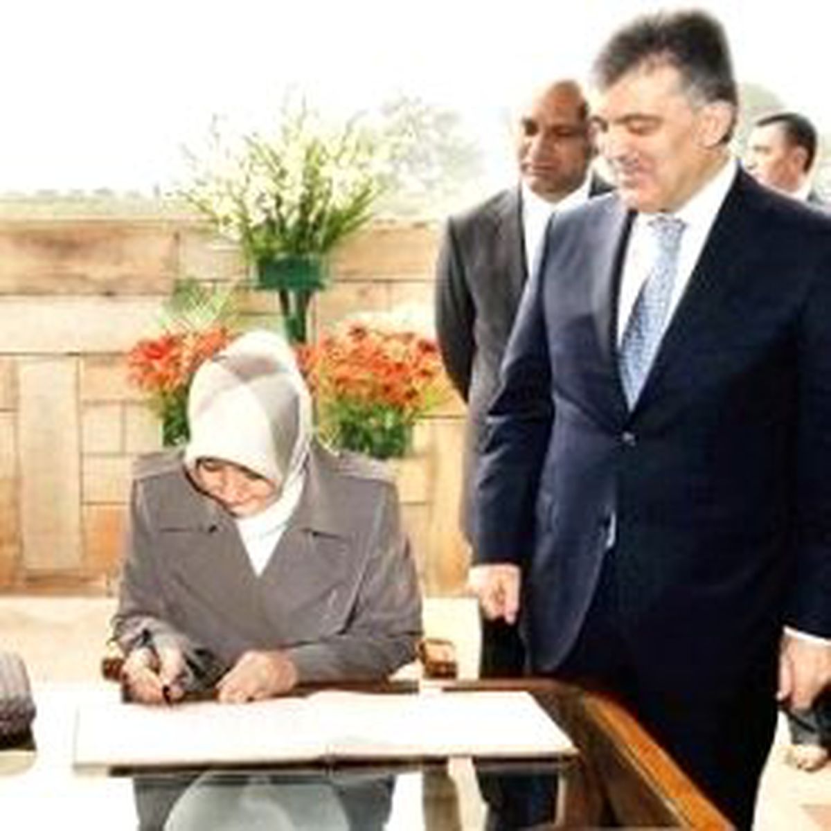 Siyasete 'Gül' Uzattı