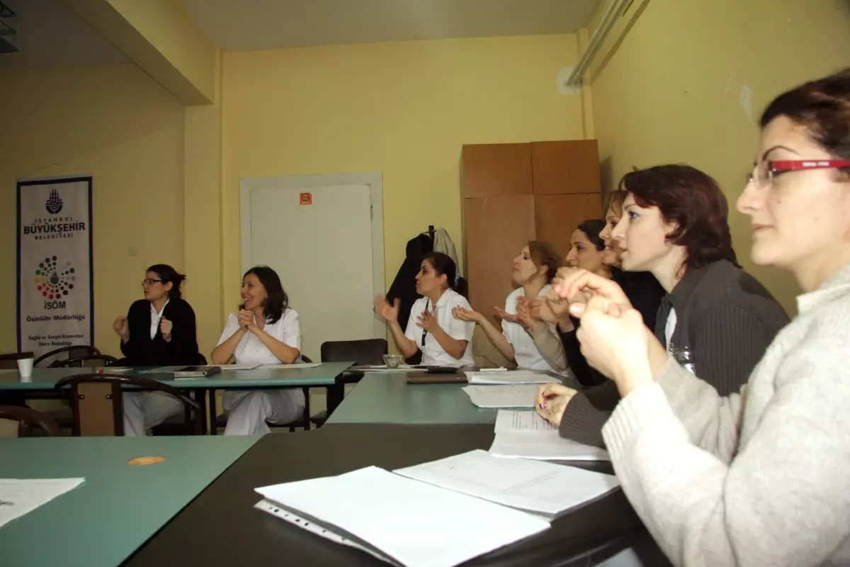 Cerrahpaşalı hemşirelere işaret dili eğitimi 


