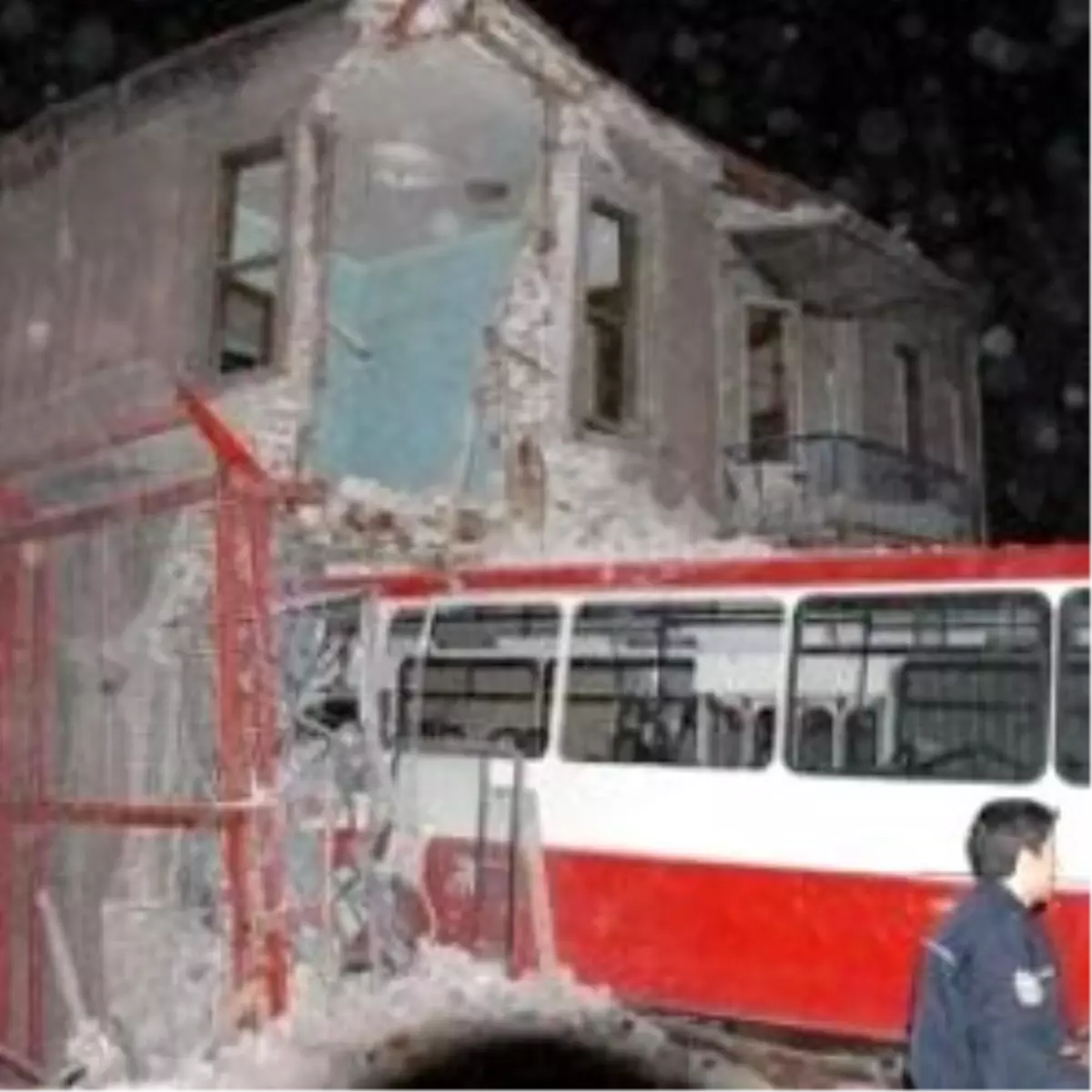 Otobüs Eve Girdi: 18 Yaralı