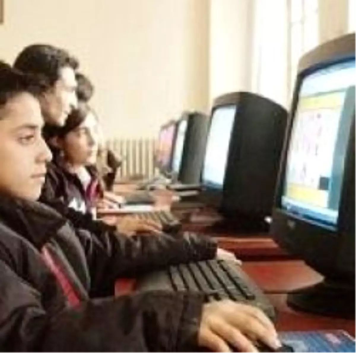 Üç Kişiden Biri Online Oynuyor