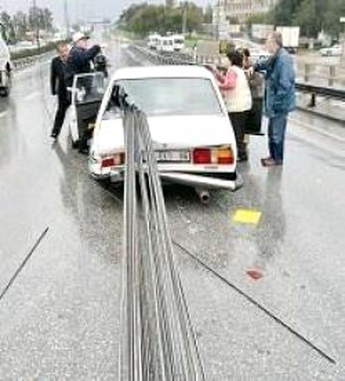 Demirler Mızrak Gibi Saplandı