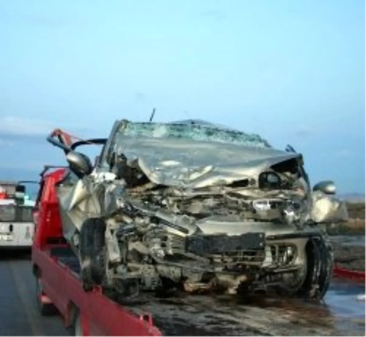 Otomobil Irmağa Yuvarlandı: 5 Ölü