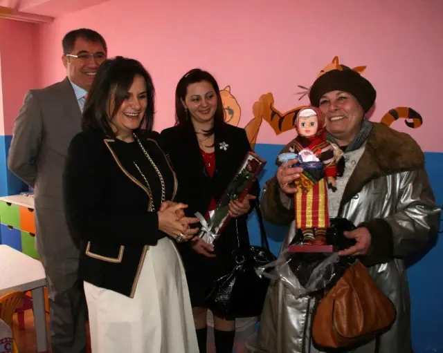 vali kizilcik ve esi anasinifi acti