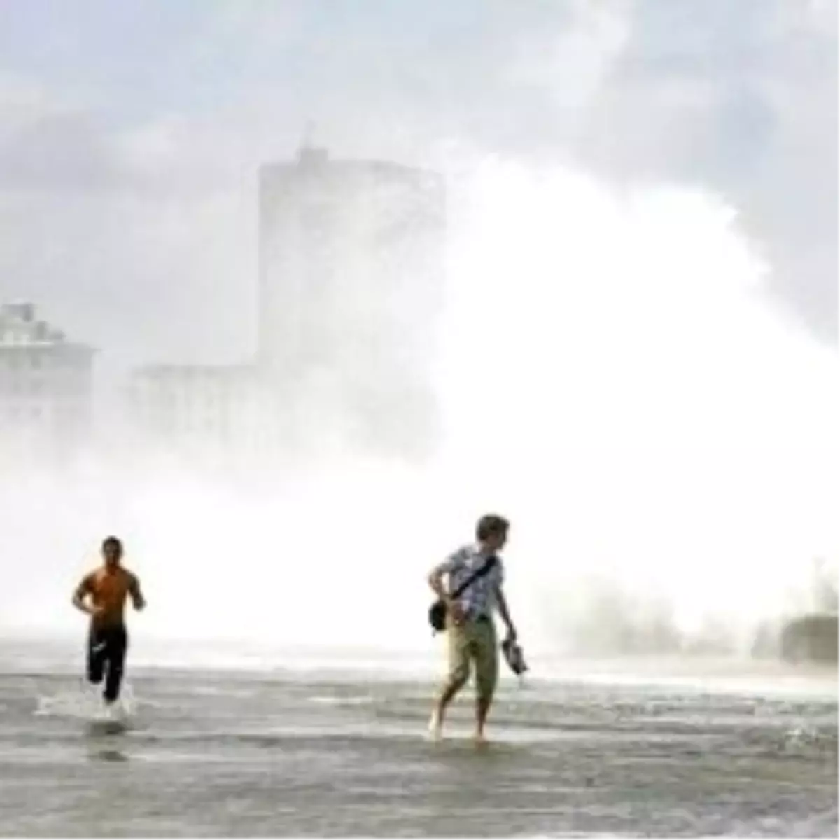 6 Metrelik Dalgalar Havana\'yı Vurdu