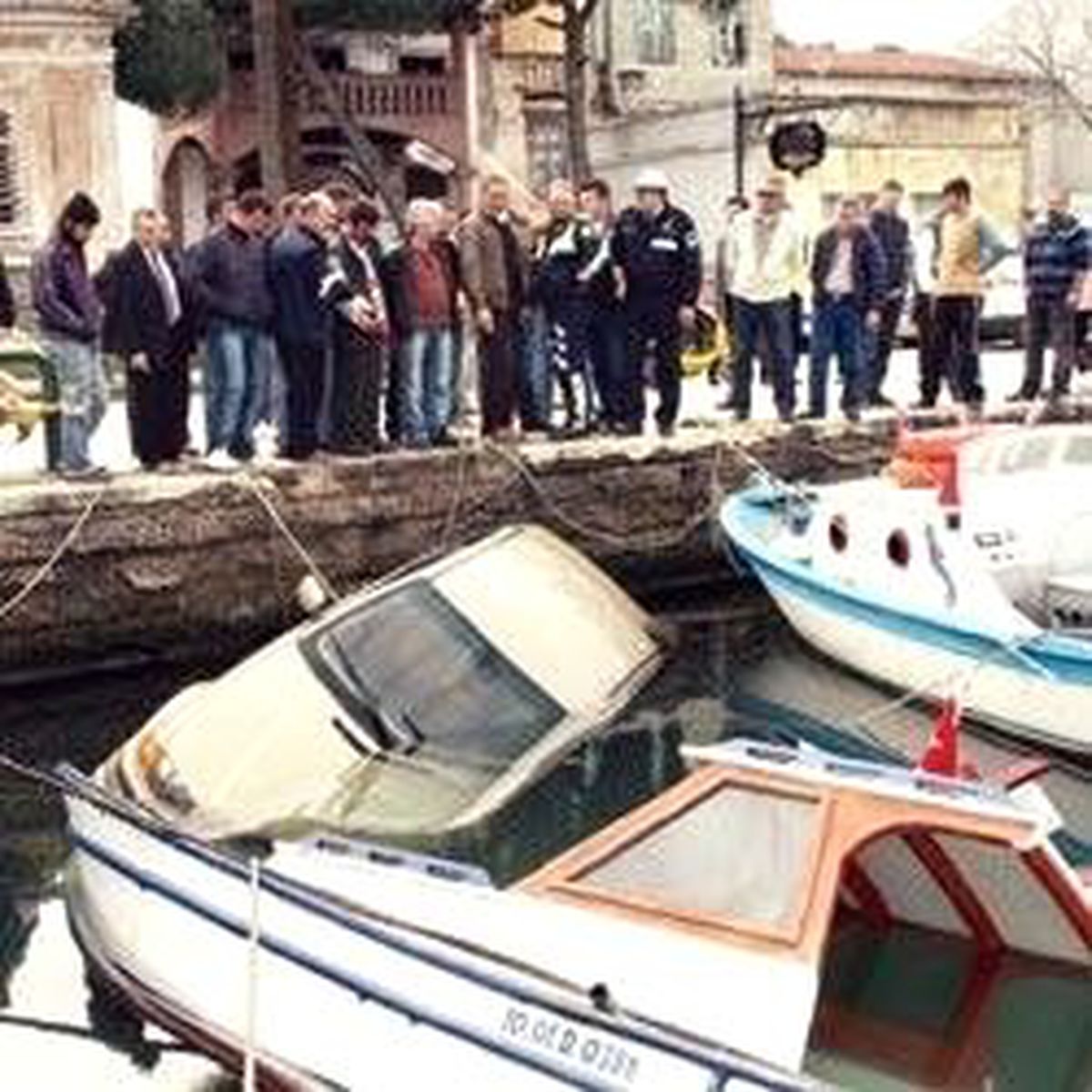 Araba Teknenin Üzerine Düştü