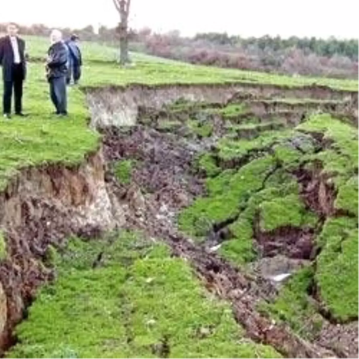 Fay Yakınındaki Dev Yarıklar Korkuttu