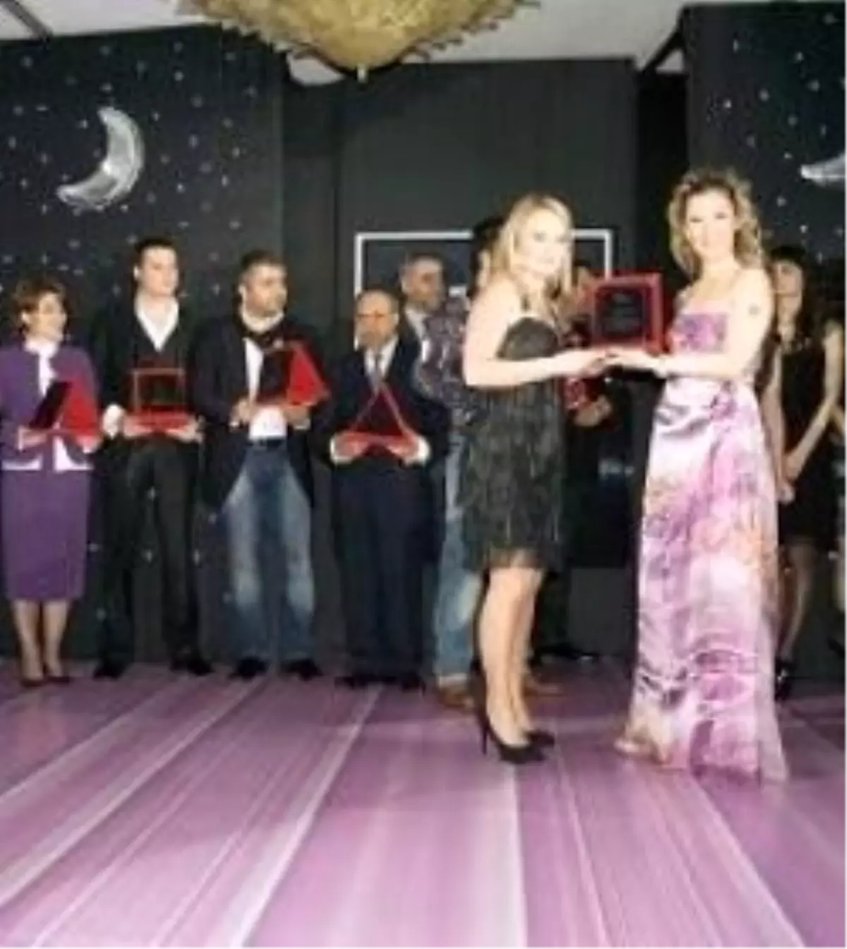 Üçüncü Yıla Defileli Kutlama