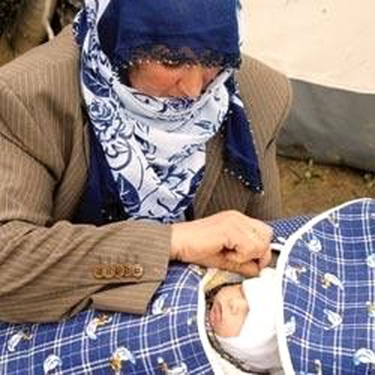 Annesi, Helen'e Canını Siper Etti
