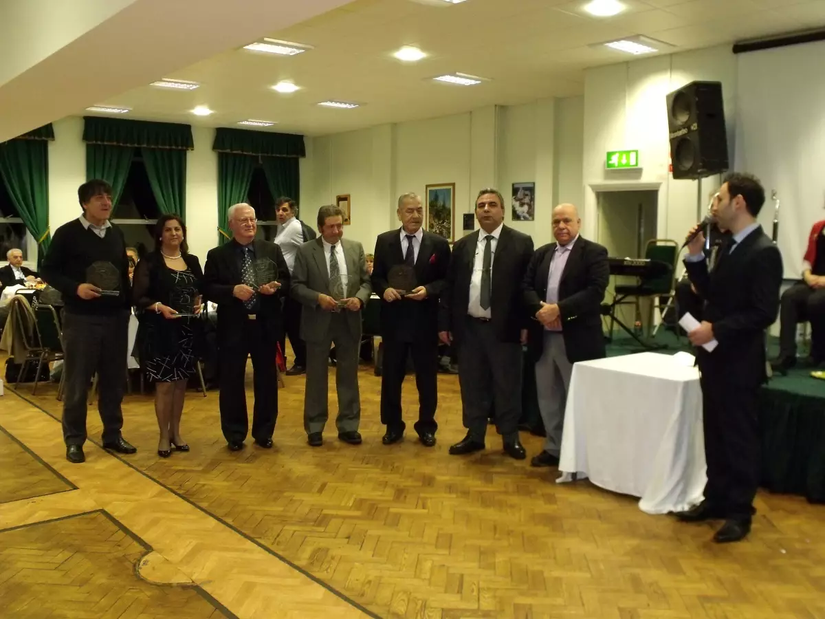 Kıbrıs Türk Demokrasi Derneği Emektar Uyesine Onur Plaketi Verdi