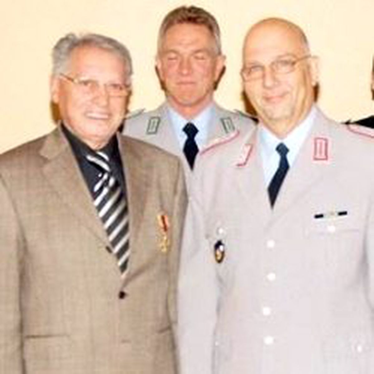 Alman Altın Şeref Madalyası Türkçe Öğretmeni Alpay'a