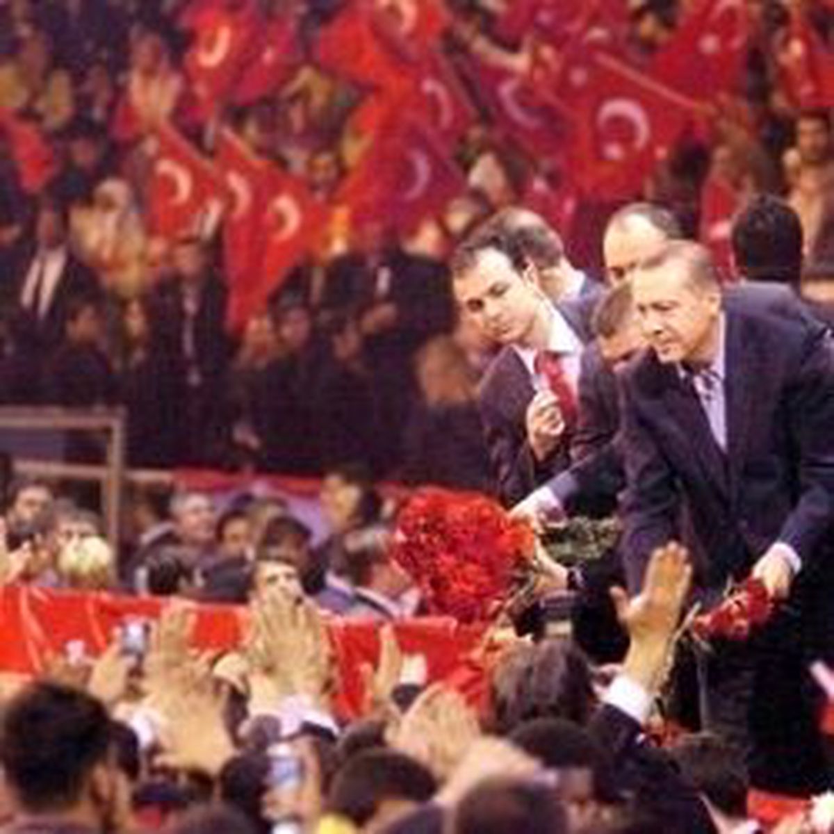 Pembeyi Severler Birbirini Överler