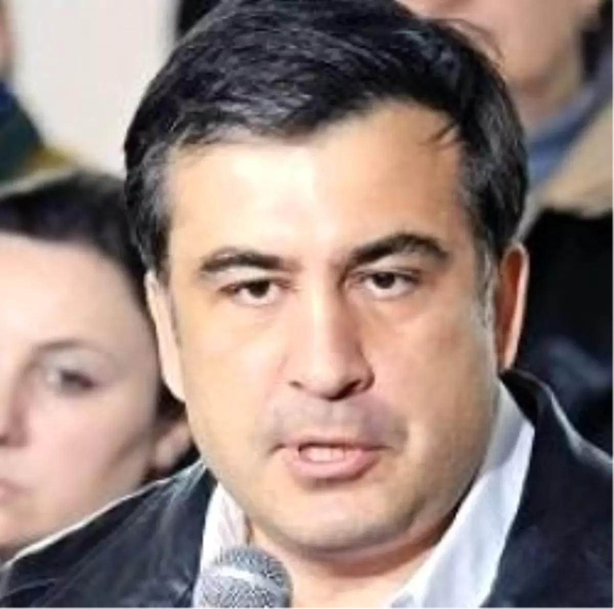 Muhalefet Saakaşvili\'yi Topa Tuttu