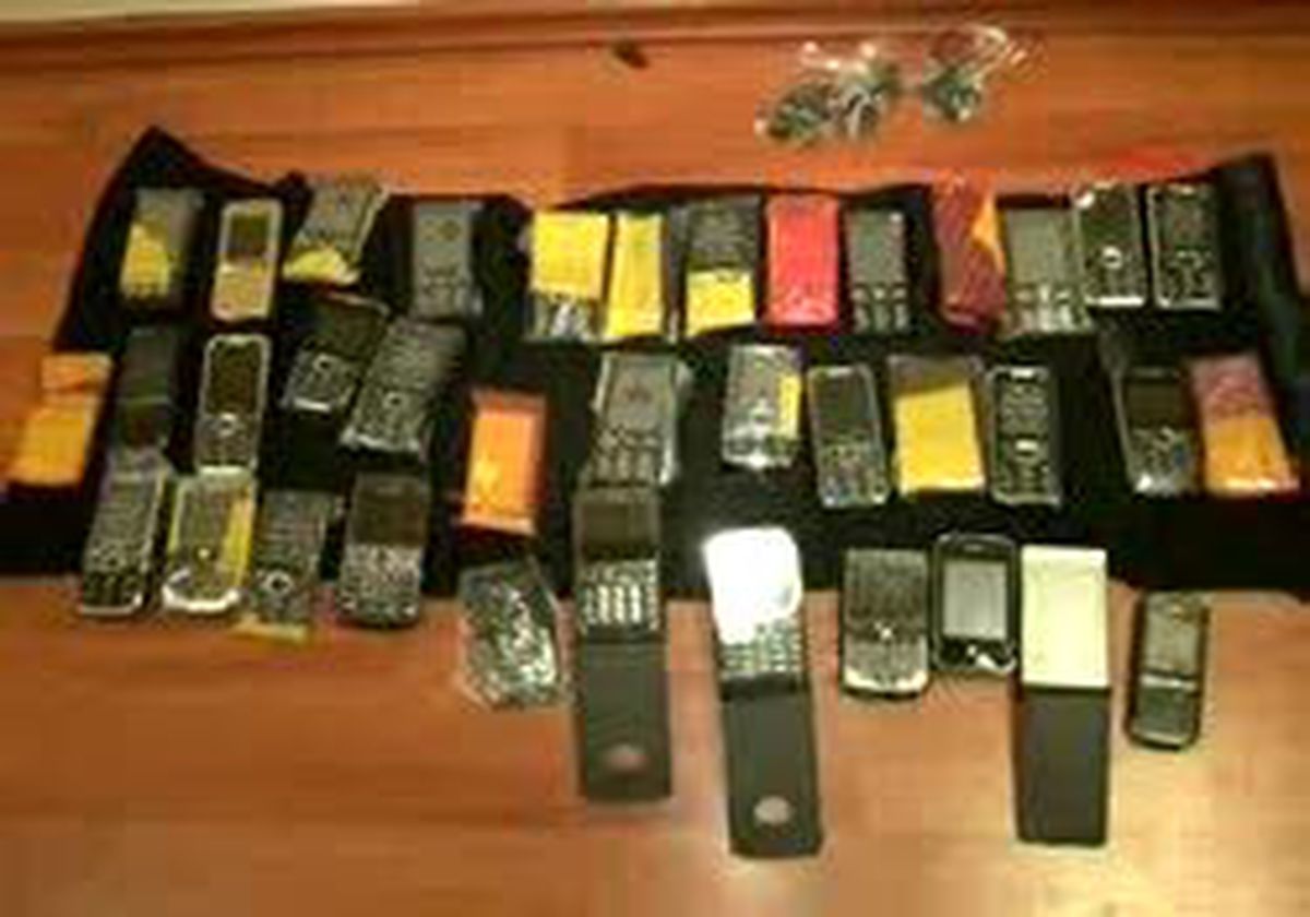 Kaçak Cep Telefonlarını Kemer Yaptı. Yine De Yakalandı