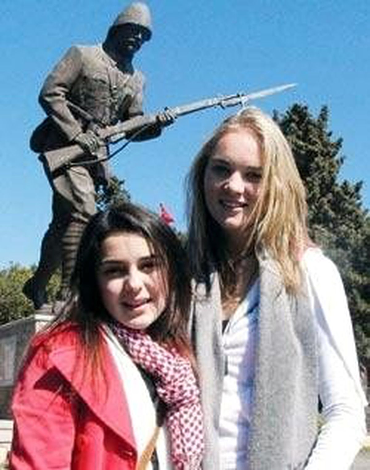 Dedeleri Savaşan Barış Çiçekleri