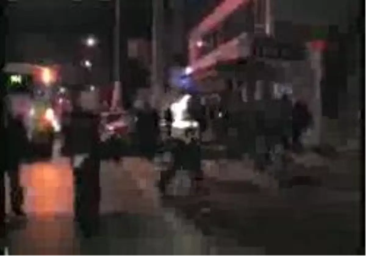 Izmir - Otomobil Durağa Daldı: 2 Ölü, 6 Yaralı