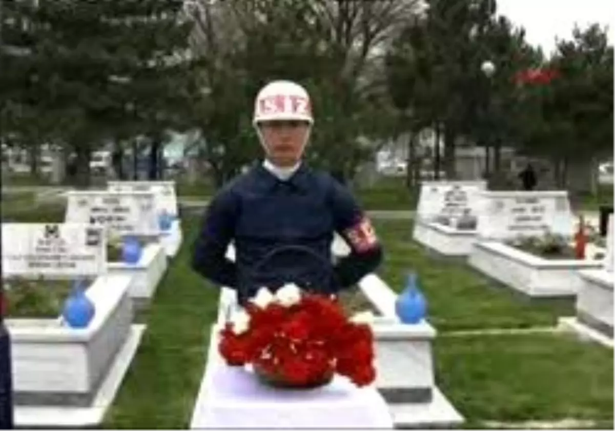 Kayseri\'De Şehitlikte Protestolu Tören