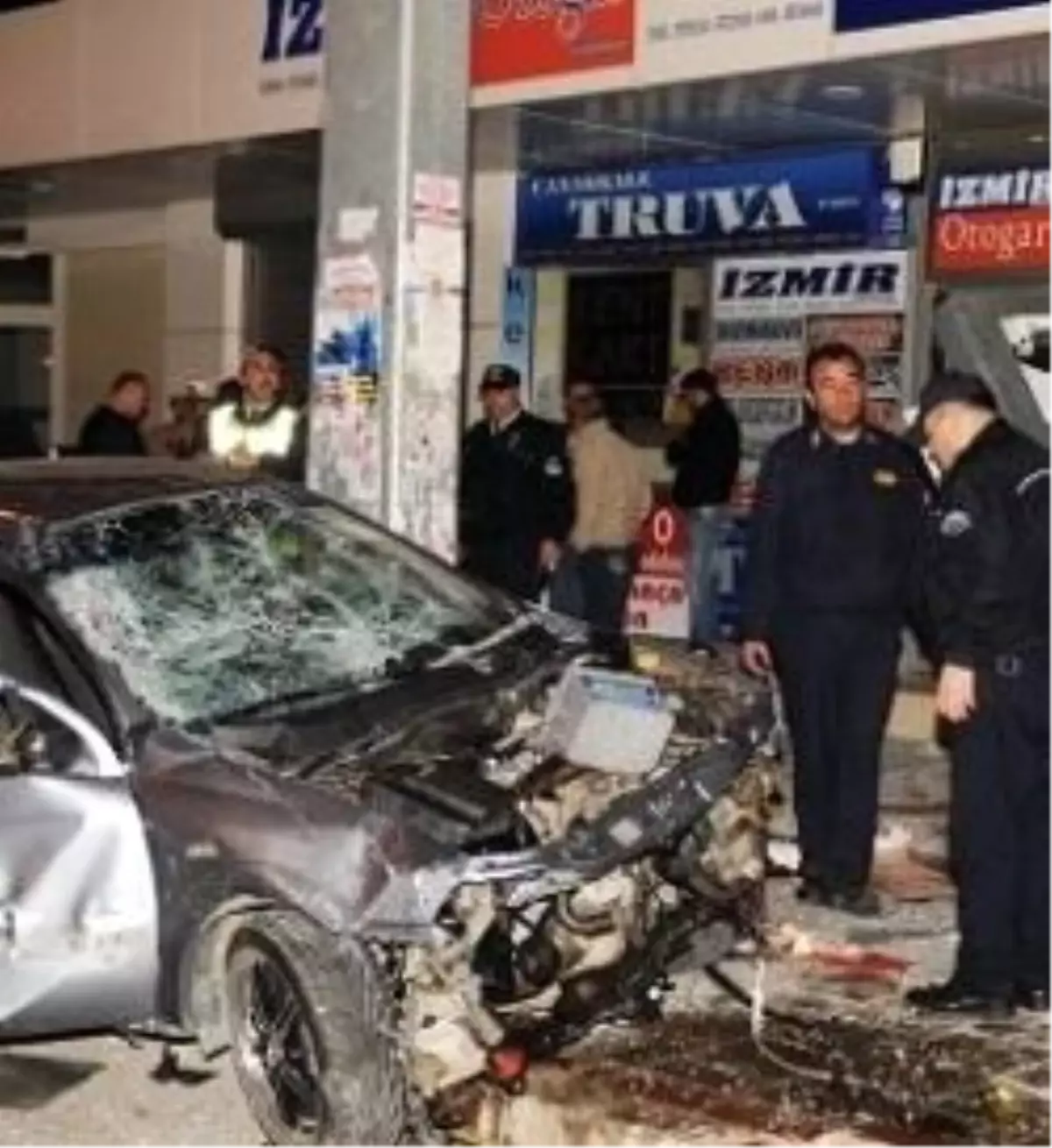 Otomobil Otobus Durağına Daldı