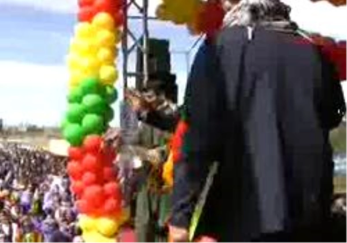 Urfa\'da Öcalan\'lı Nevruz