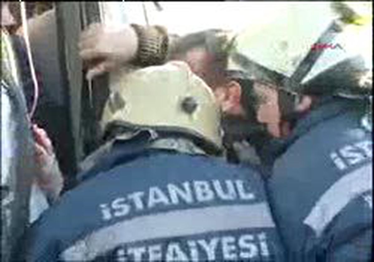 Servis Minibüsü Bariyere Çarptı: 11 Yaralı