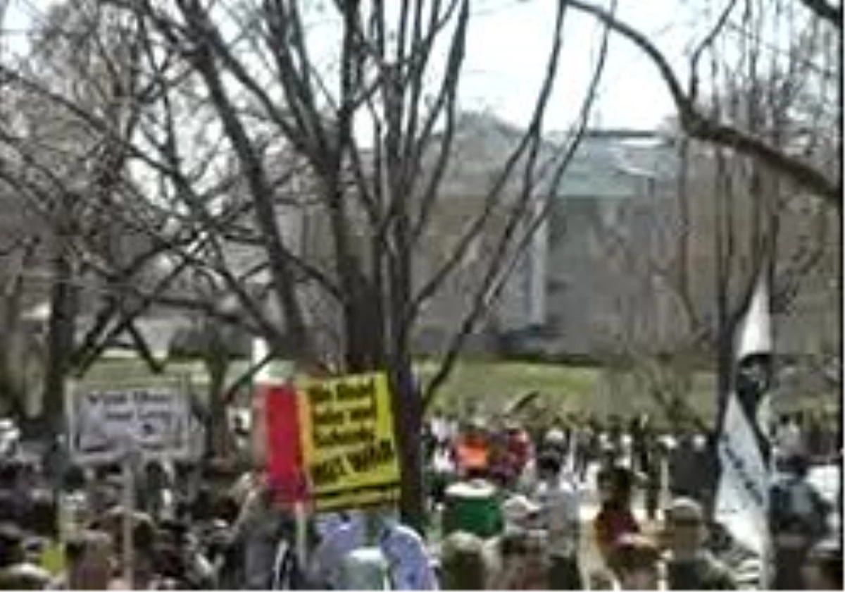 Savaş Karşıtlarından Beyaz Saray Önünde Protesto Gösterisi