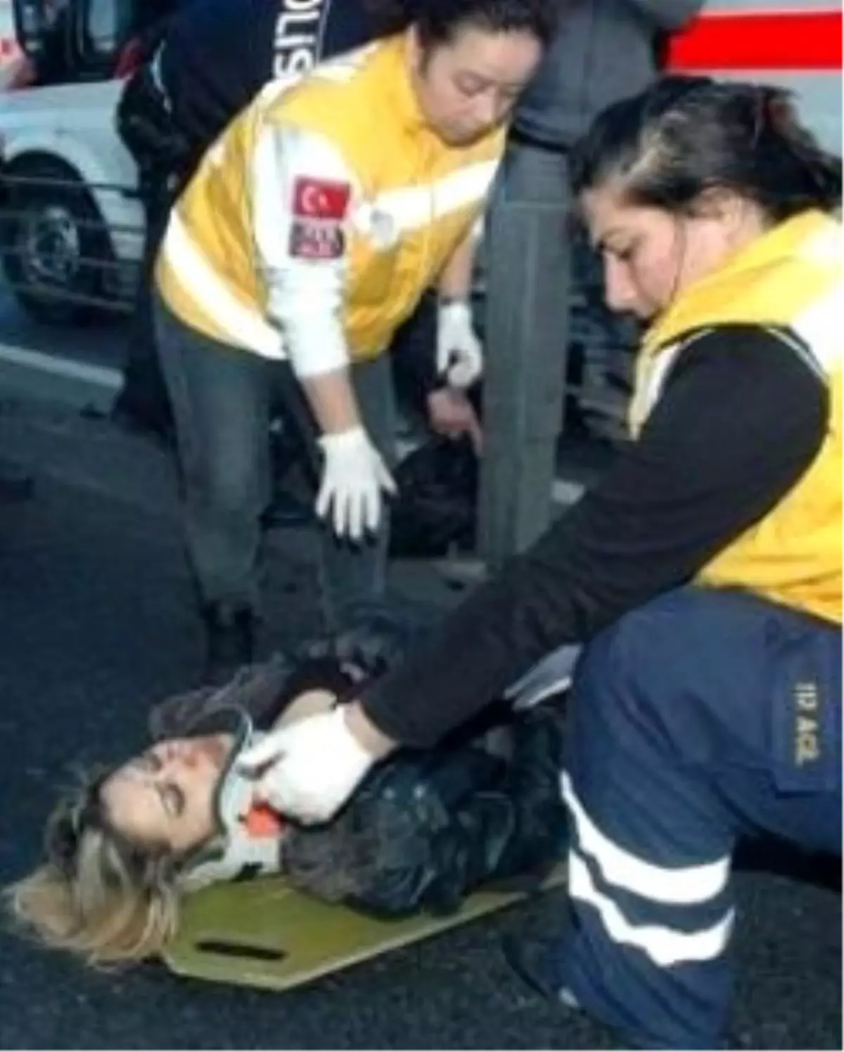 Genç Motosikletçiyi Kaskı Kurtardı