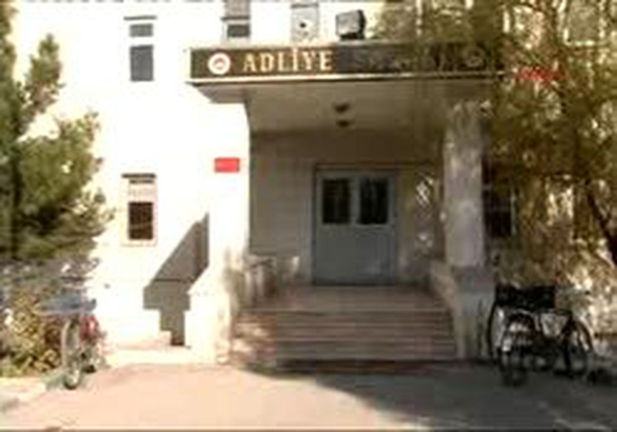 Diyarbakır // Arşiv // Aynı Pankartı Tutan 2 Sanıktan Birine