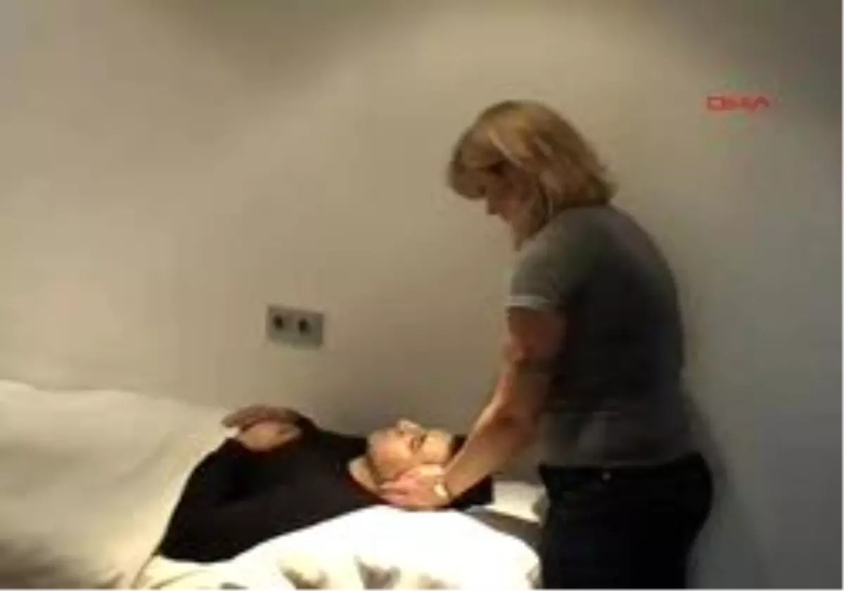 Elleriyle Şifa Dağıtıyor