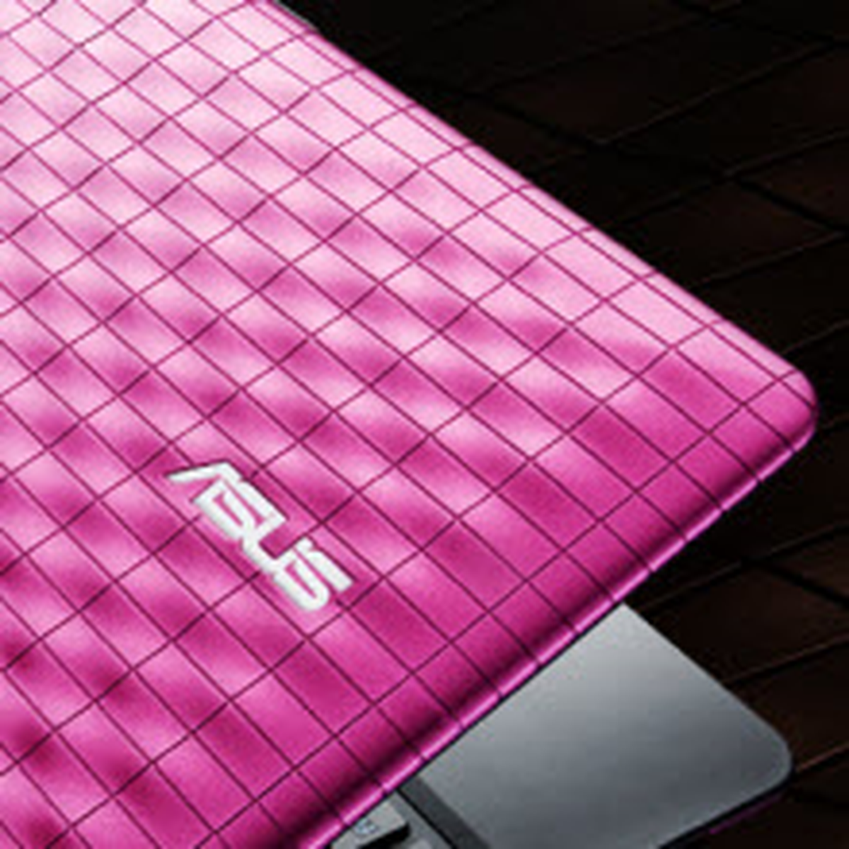 Asus\'tan Moda Defilesini Andıran Tasarımlar