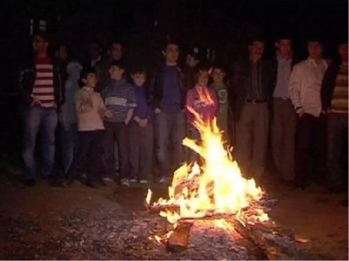 Ateşin Başında Sabahlıyorlar