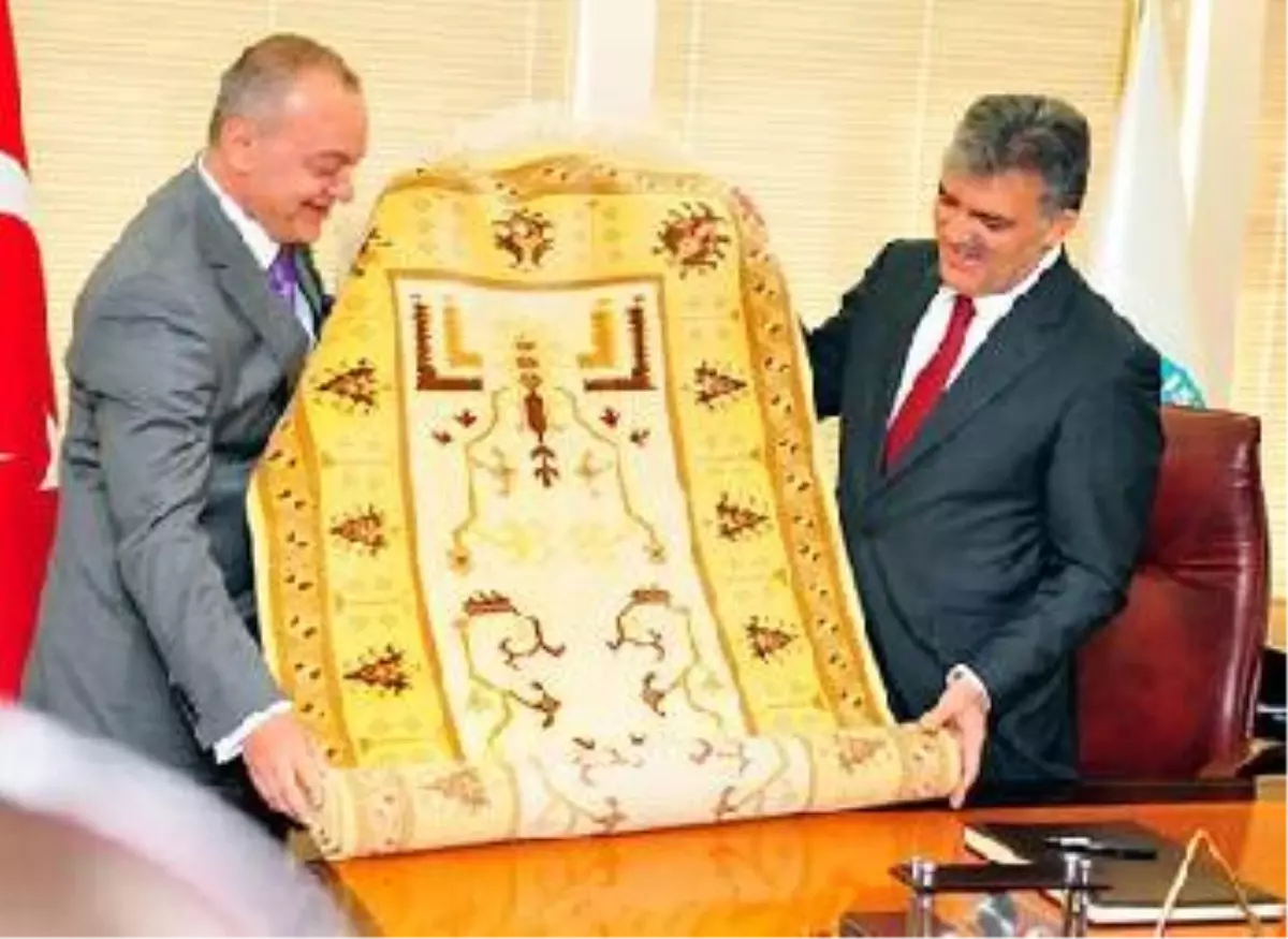 Gül'e İpek El Halıları Hediye Edildi