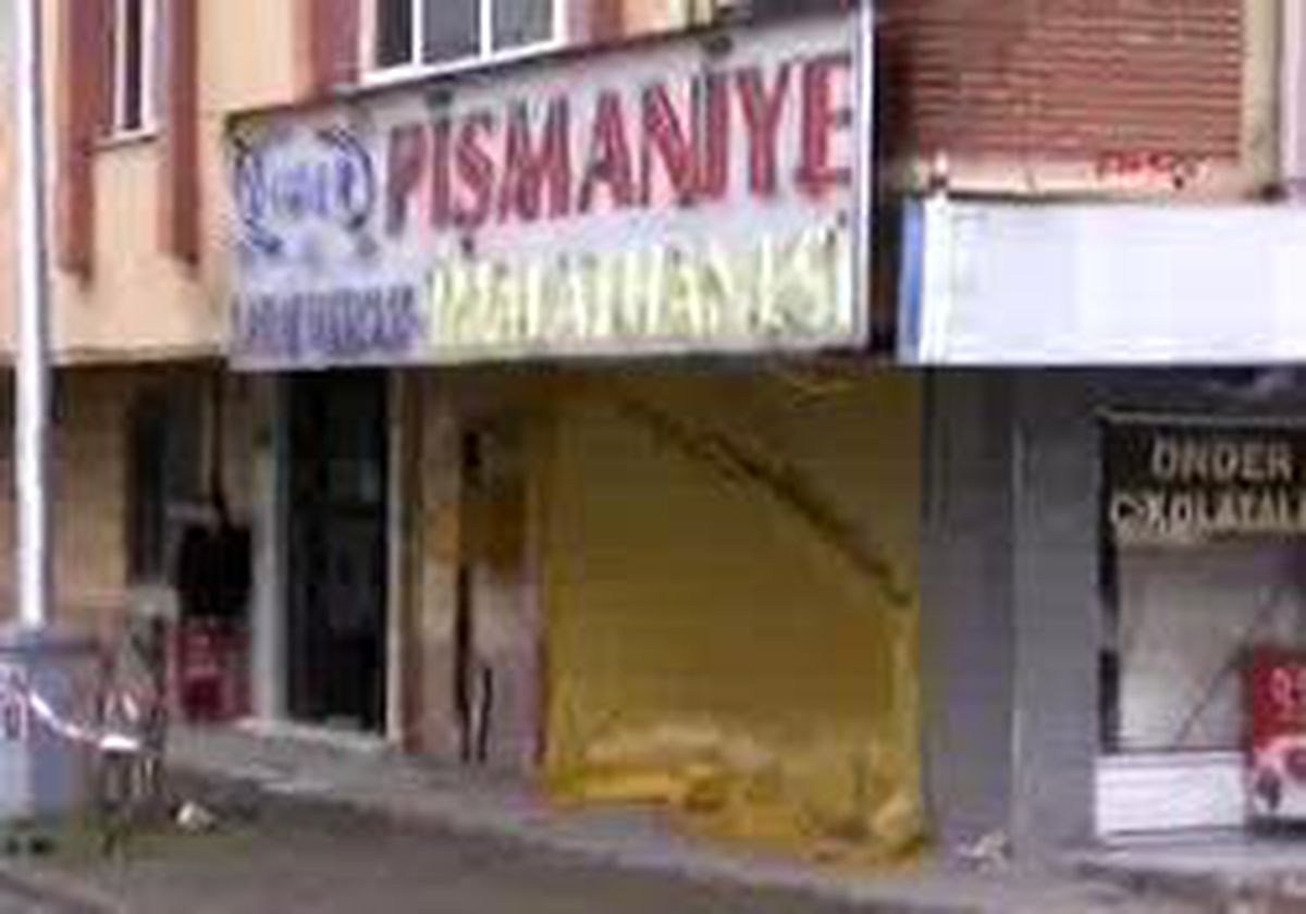 Otomobil Pişmaniyeci Dükkanına Girdi