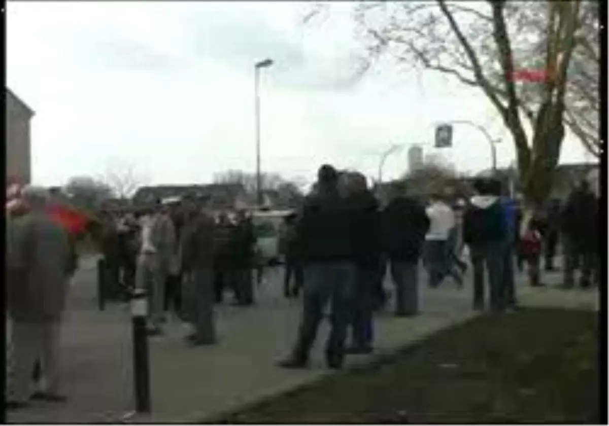 Neo-Naziler Camiye Karşı