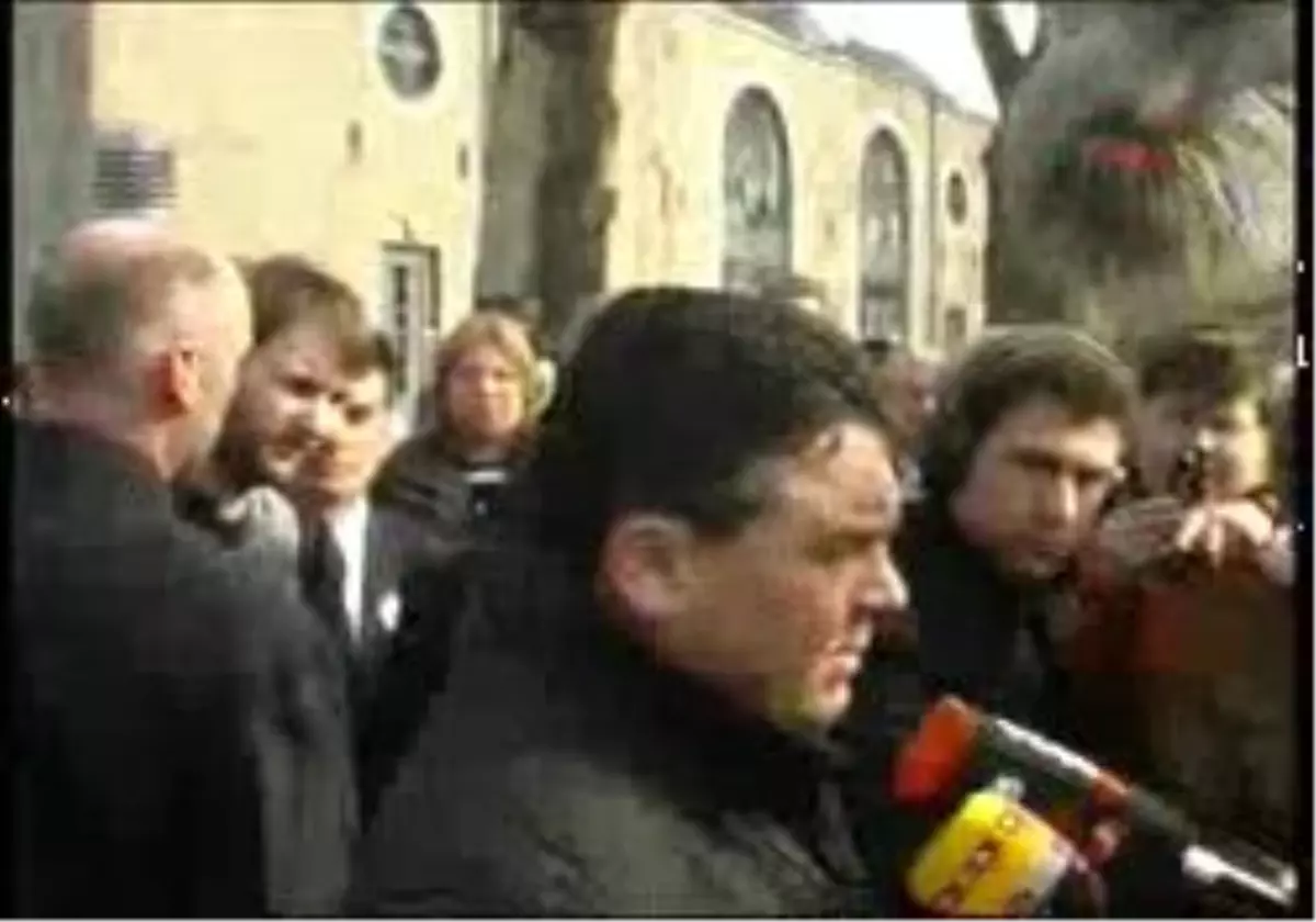 Neo-Nazilere Rağmen Ziyaret Etti