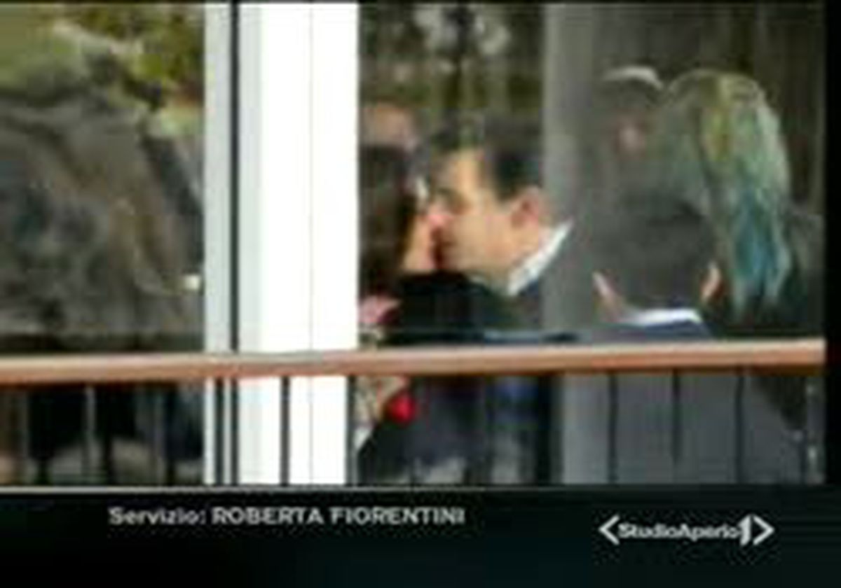 Sarkozy Çifti Dudak Dudağa