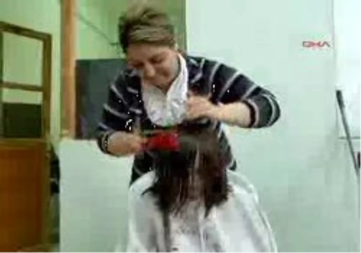 Kız Öğrenciler Kuaförde