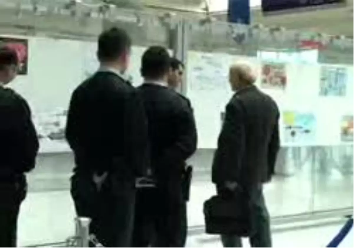 Yaşlı Adam Havalimanını Evi Benimsedi