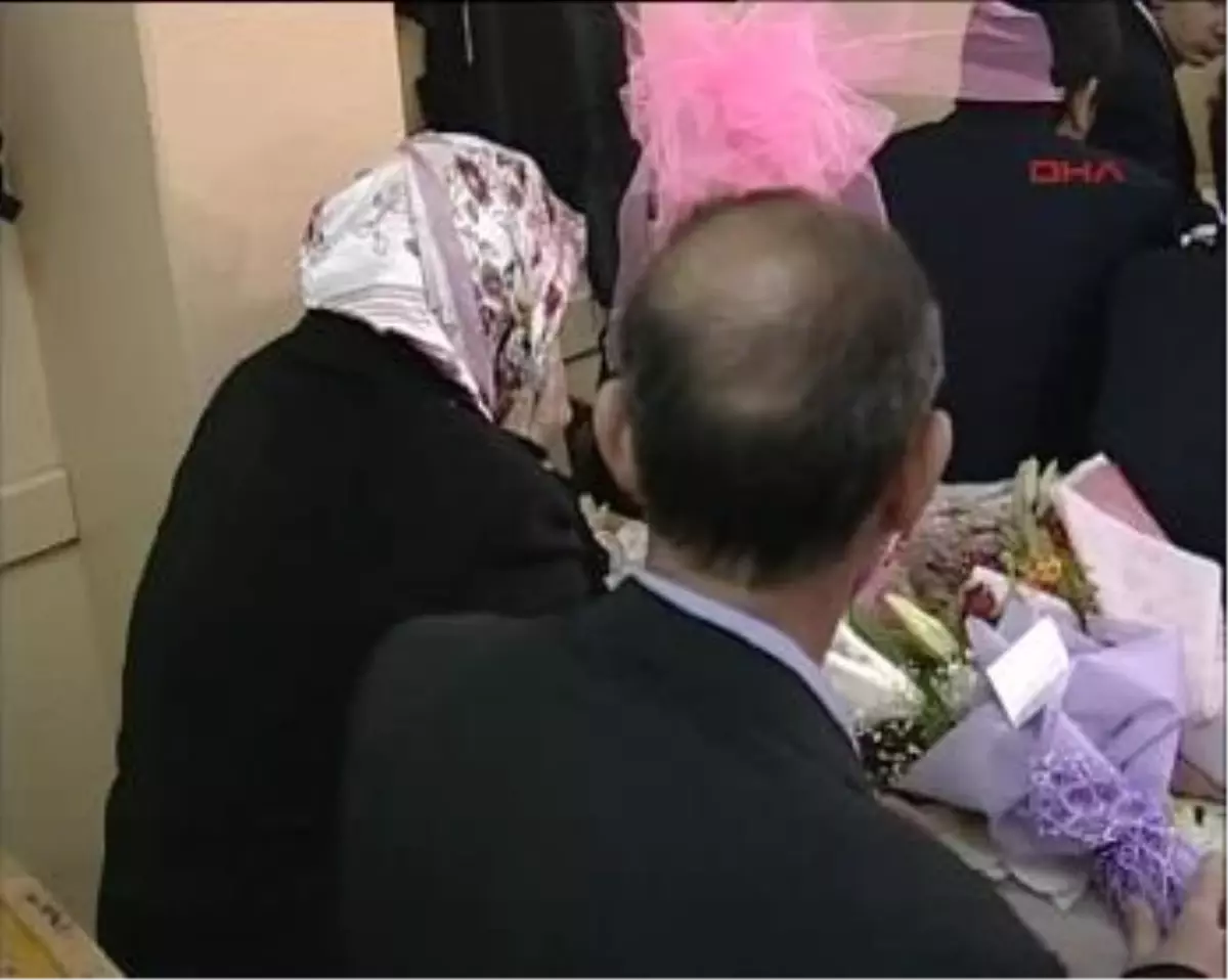 Buket\'in Sırasında Annesinin Gözyaşları