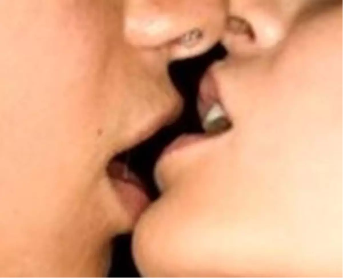 Dubai'de Ateşli Öpüşme Cezası