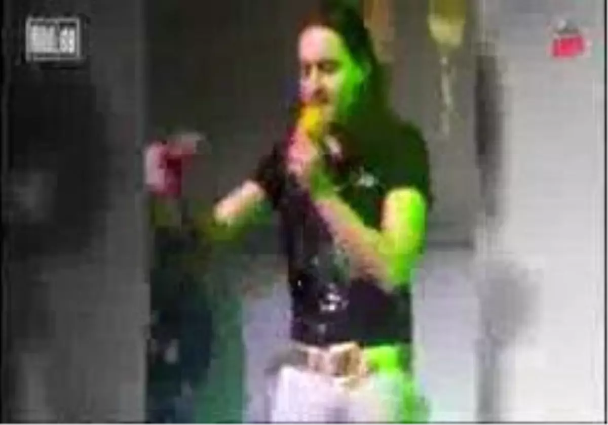 Menderes´E Sahnede Seyirci Saldırısı