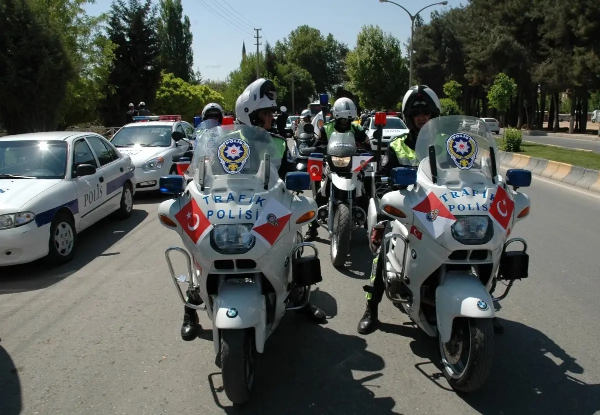 Polis, "Cumhuriyetin Ve Kanunların Düşmanlarına Karşı Bir Kalkandır"