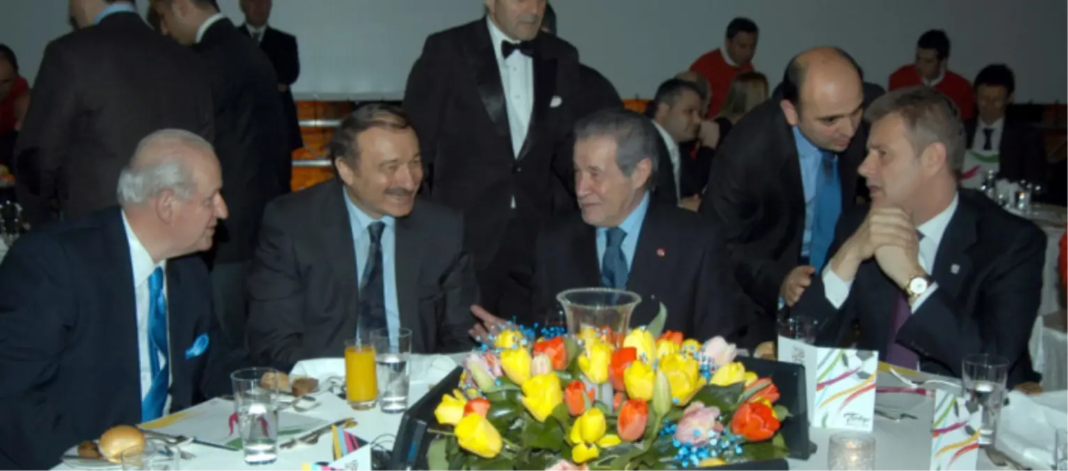UEFA Heyeti Onuruna Yemek...