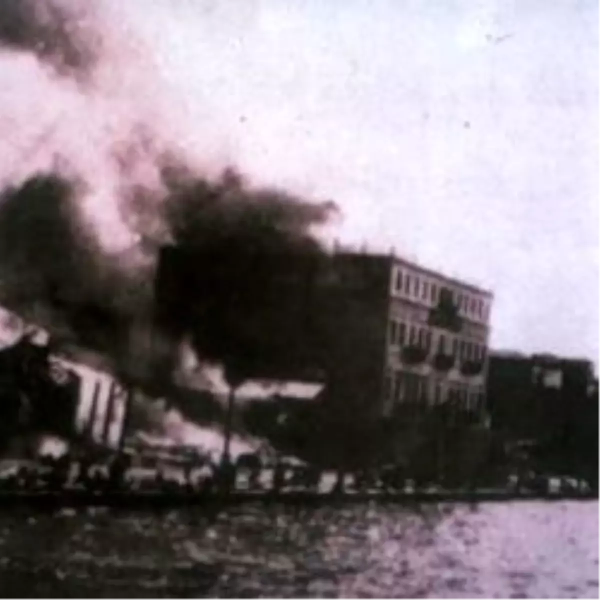 İzmir Yangını\'nda Geri Adım Attılar