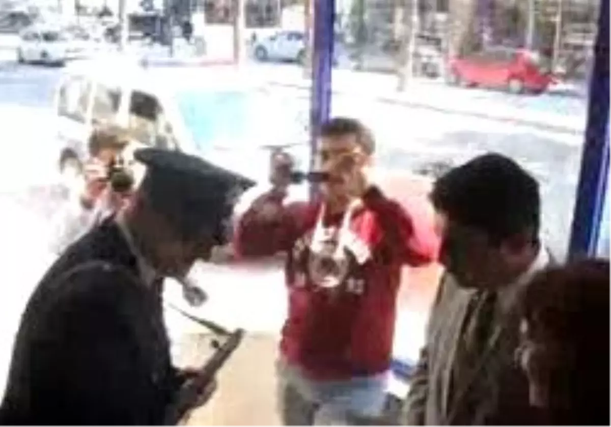 Çanakkale - Üniversiteli Gençler Polise Karanfil Attılar